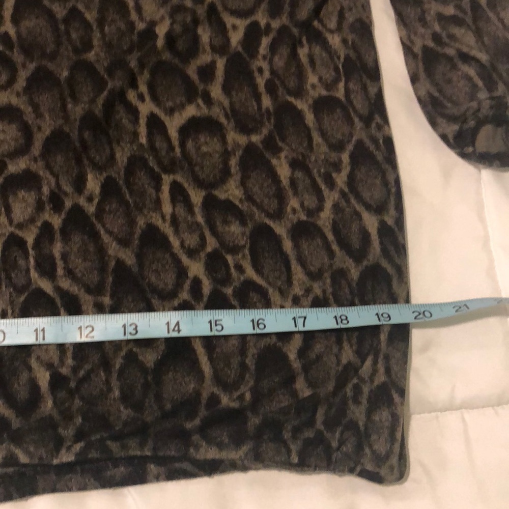 Michael Kors animal print blouse top in black and olive green w peephole front - Picture 4 of 8